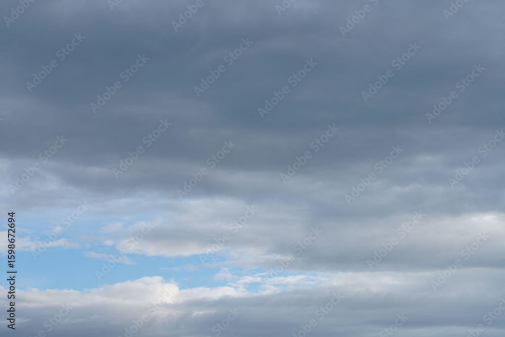 Fototapeta premium Wolken als dicht bedeckter Himmel mit Struktur und wolkiger Textur