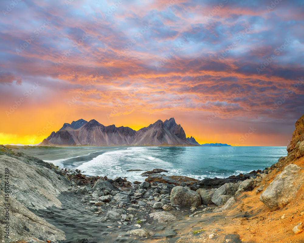 Obraz premium Amazing sunset and dramatic black sand beach on Stokksnes cape in Iceland