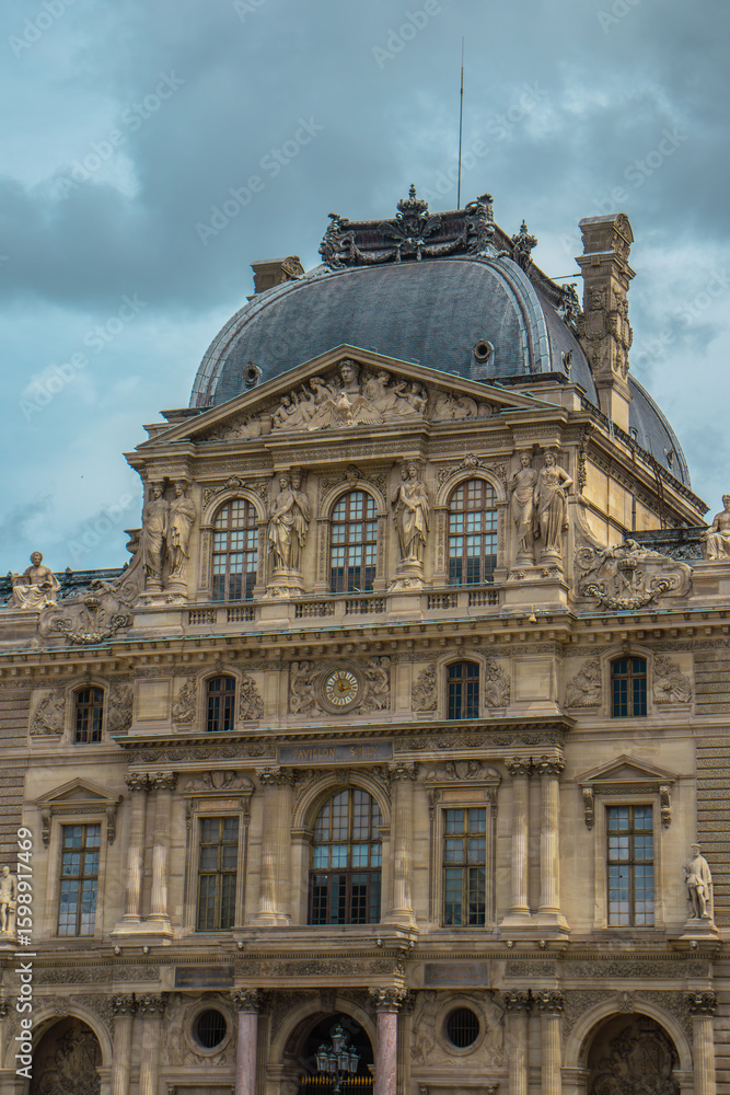Obraz premium Preciosa fotografía tomada en el museo de Louvre en Paris, Francia.