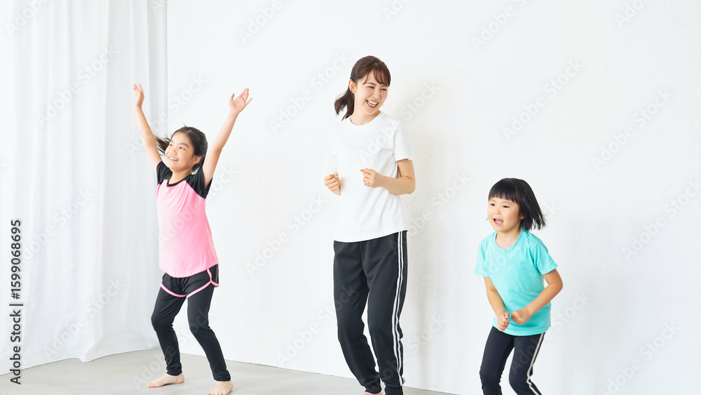 Fototapeta premium ダンスレッスンをする子どもたちと女性トレーナー
