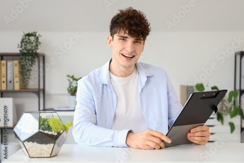 Young man with clipboard vi...