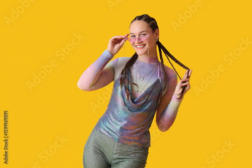 Fashionable young woman wit...