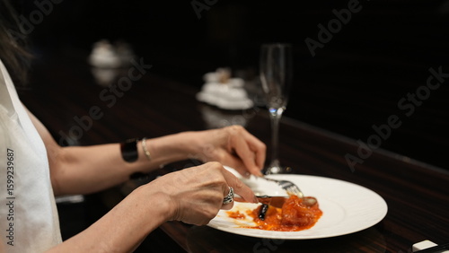 食事をする女性