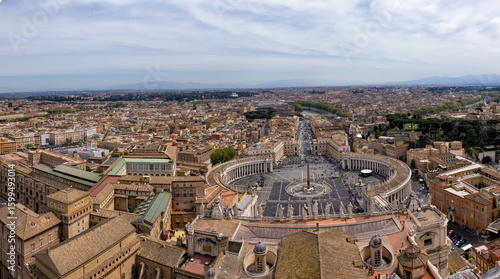 Cuadro en lienzo Vast panoramic view of St Peter’s Square and the rooftops of central Rome, captu