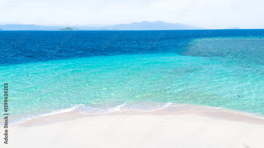 Fototapeta premium Turquoise Waters and White Sand Beach