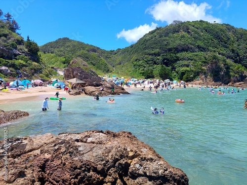 夏の下田・九十浜海水浴場で遊ぶ人々
