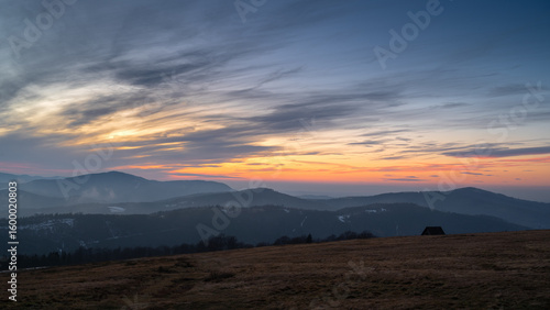 Fototapeta Naklejka Na Ścianę i Meble -  Kilka Chwil Po Zachodzie Słońca na Hali Jaworowej w Beskidzie Śląskim. Piękne kolory nieba i ciekawie wyglądające chmury.