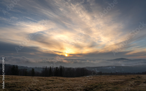 Fototapeta Naklejka Na Ścianę i Meble -  Dramatyczne Niebo Oglądane z Hali Jaworowej w Beskidzie Śląskim, w Brennej, podczas zbliżającego się zachodu słońca.