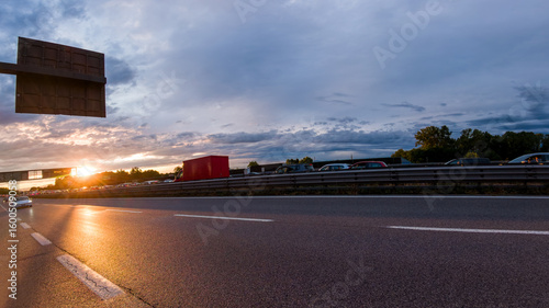 Tangenziale congestionata dal traffico intenso 