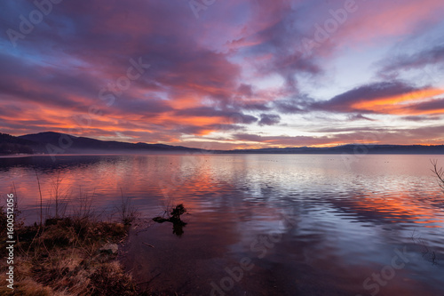 Fototapeta Naklejka Na Ścianę i Meble -  Intensywnie kolorowy poranek nad Jeziorem Żywieckim w miejscowości Zarzecze