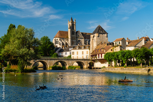 Vista del ponte e del paese a Moret sur Loing in Francia in estate