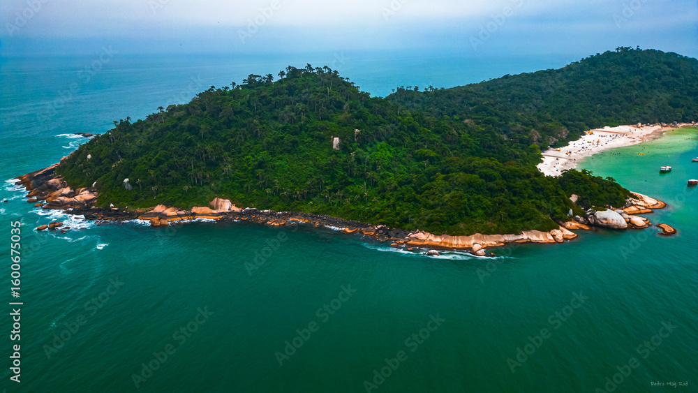 Fototapeta premium Ilha Do Campeche Floripa Santa Catarina Ilha Tropical Passeio Turístico Mar Praia Areia Branca Água Cristalina Natureza Vegetação Nativa Sol Céu Azul Trilha Navegação Barcos Cultura Litorânea Brasil