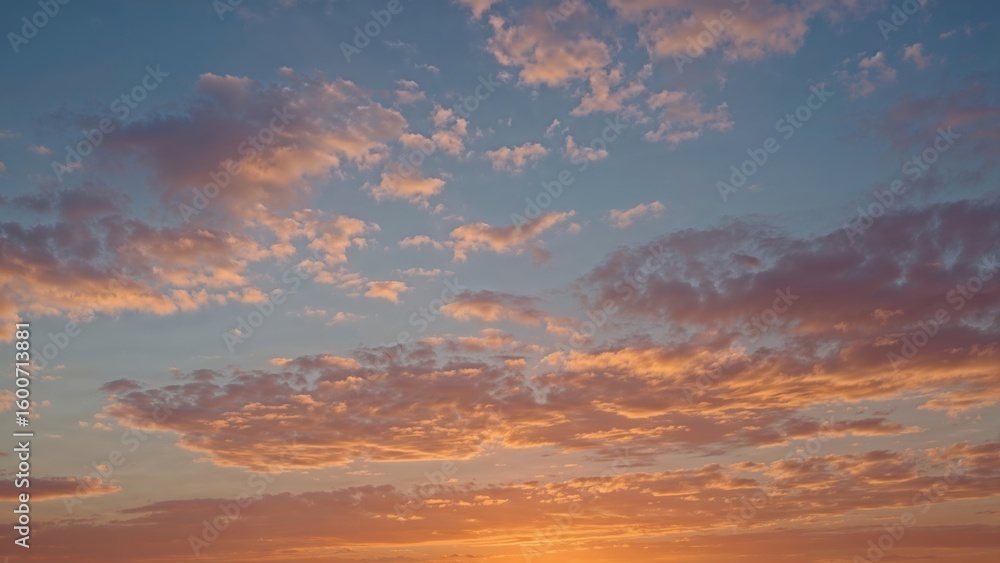 Obraz premium Expansive dusk scenery featuring a blend of gold and blue skies