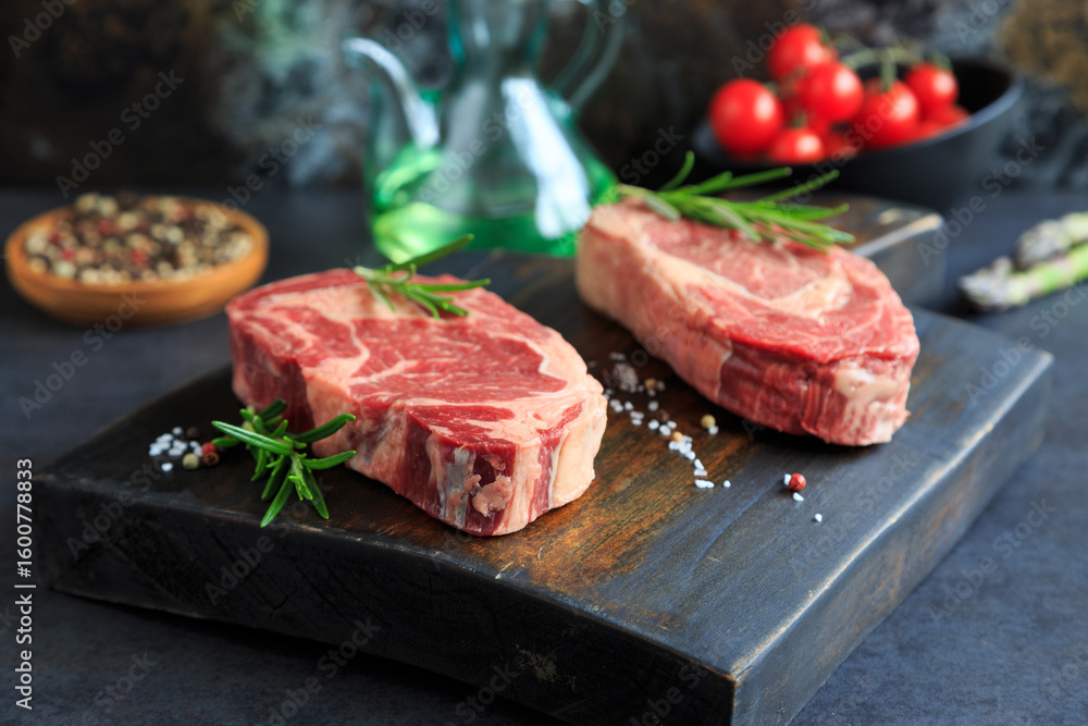 Klassische Rindersteaks auf einem Holzbrett Klassische Rindersteaks auf einem Holzbrett