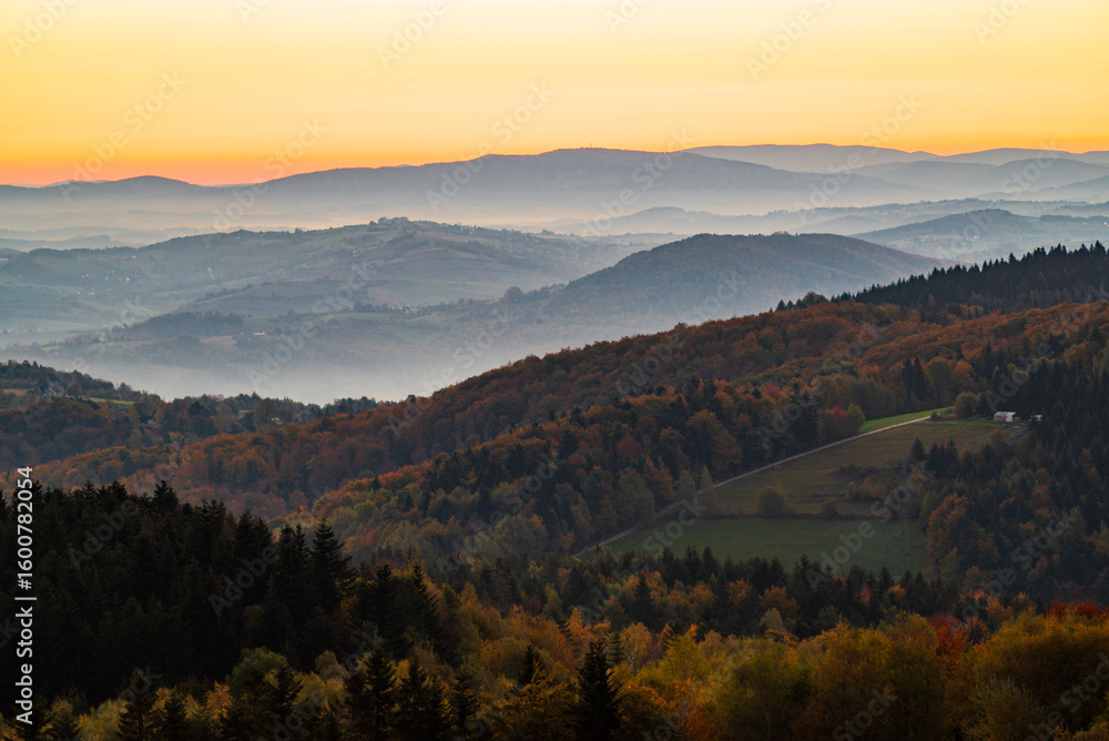 Fototapeta premium Wschód w beskidach