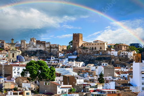 Castillo de Buñol con cielo nublado y un doble arcoíris 