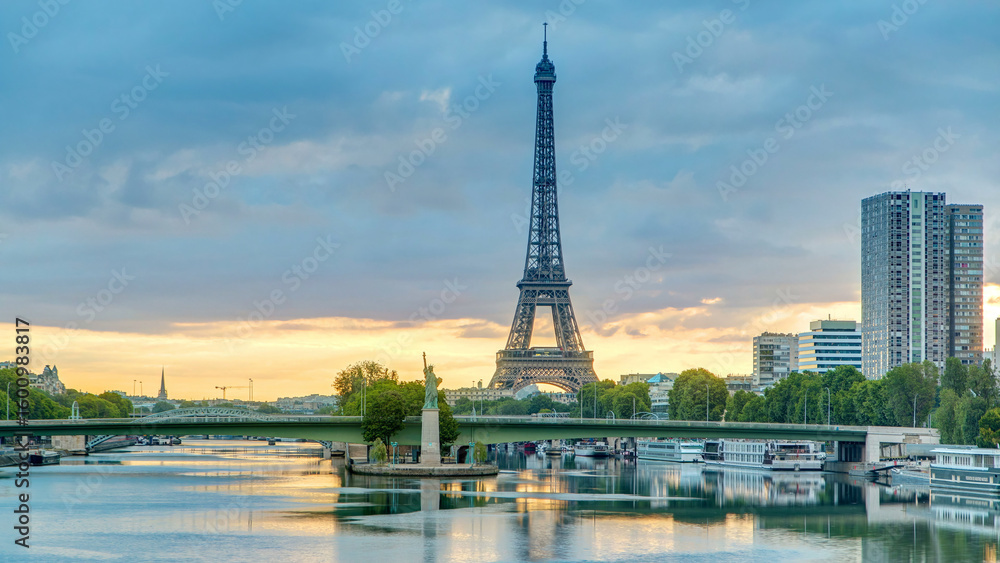 Fototapeta premium Eiffel Tower sunrise timelapse with boats on Seine river and in Paris, France.