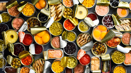 Foto A large set of pickled and canned foods on the background