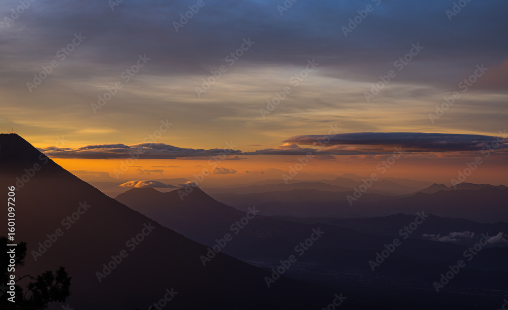 Obraz premium Volcan acatenango from Guatemala antigua