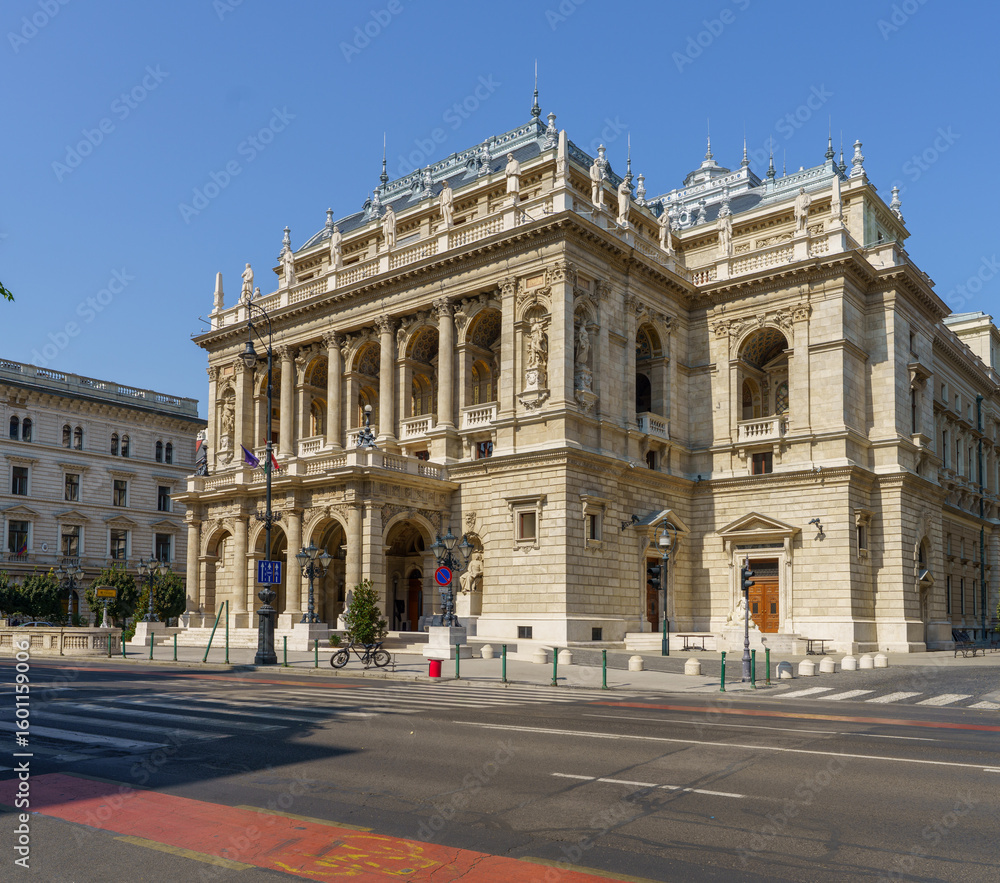 Obraz premium Facade of the Hungarian State Opera House in Budapest
