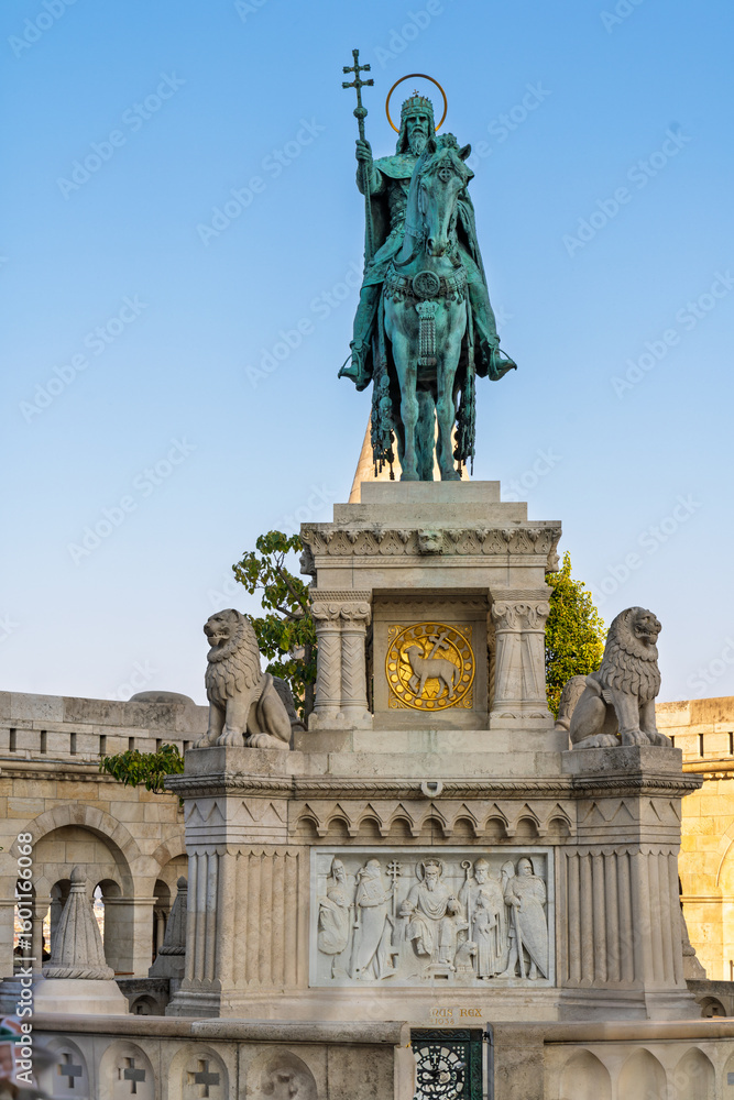 Obraz premium Statue of King Saint Stephen in Front of Fisherman’s Bastion in Budapest
