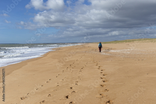 Promeneuse sur une plage de la côte atlantique