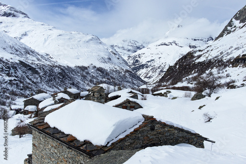 Village des alpes enneigé