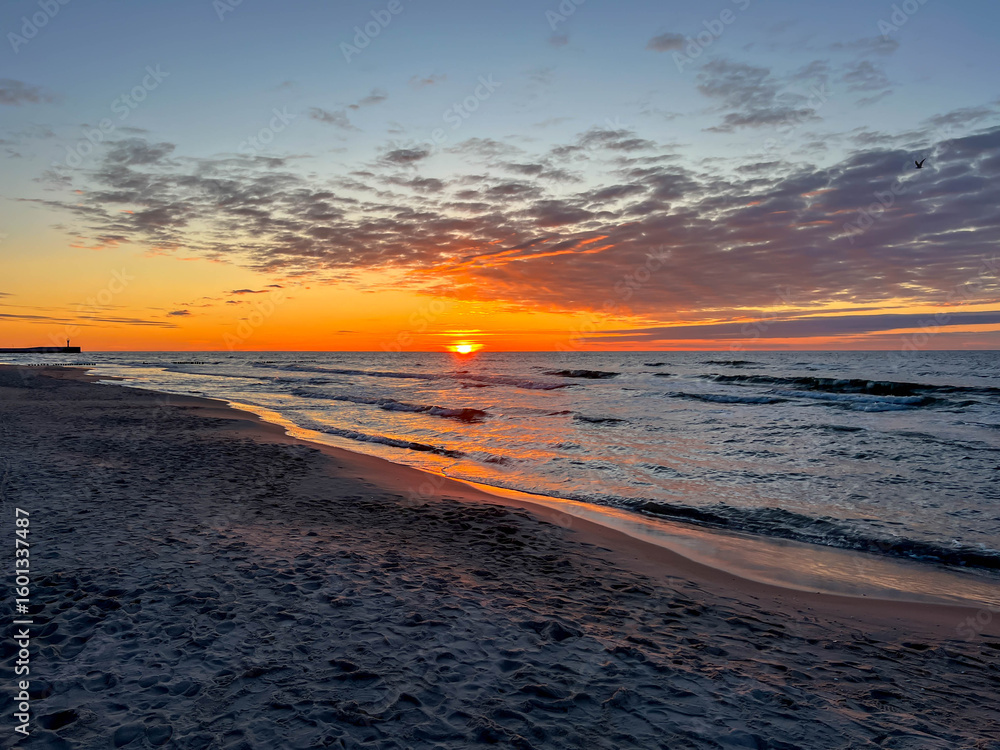 Obraz premium May sunset on the Baltic beach in Mrzezyno, Poland