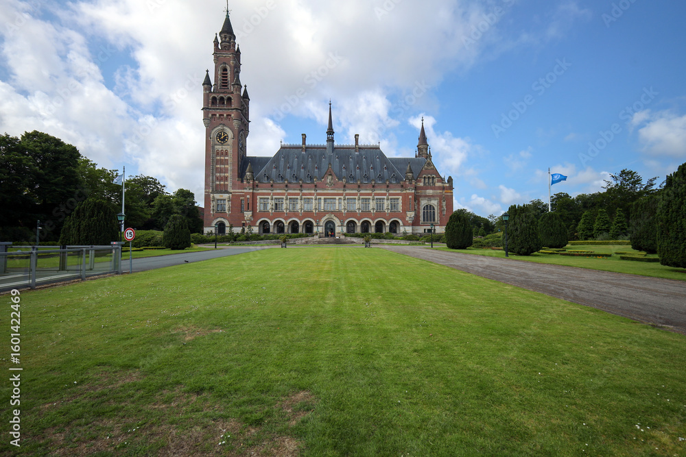 Obraz premium Exterior of The Hague's Peace Palace against a blue sky