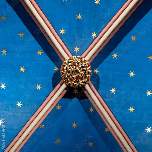 Fotografia Paris, France : Golden keystone with starry blue vault in the Chapel of Our Lady of Guadalupe, Notre-Dame Cathedral, Notre Dame