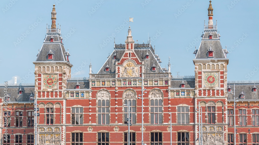 Obraz premium Timelapse of Amsterdam Central Railway Station front view. Amsterdam, The Netherlands