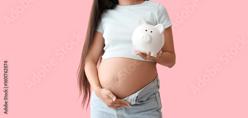 Young pregnant woman with p...