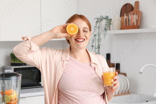 Young pregnant woman with o...