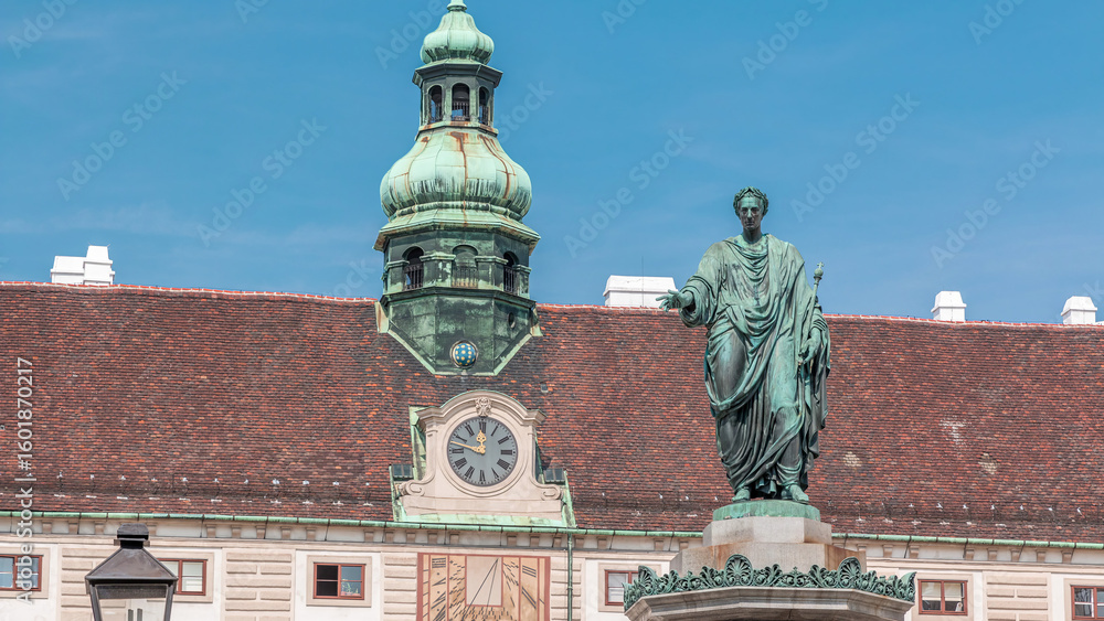 Obraz premium Statue of Kaiser Franz Joseph I timelapse at the Hofburg Palace in Vienna.