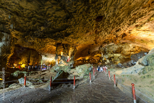 Quadro su tela Hang Sung Sot Cave or Surprise Cave in Ha long bay, Vietnam.