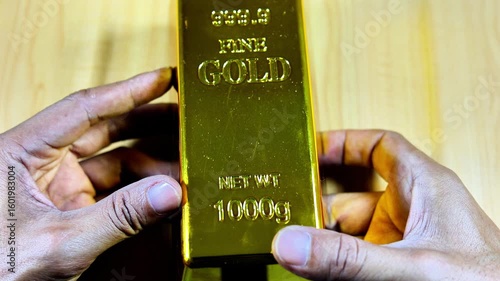 Hand holding 1000 gram gold bar.
4k 50 fps.