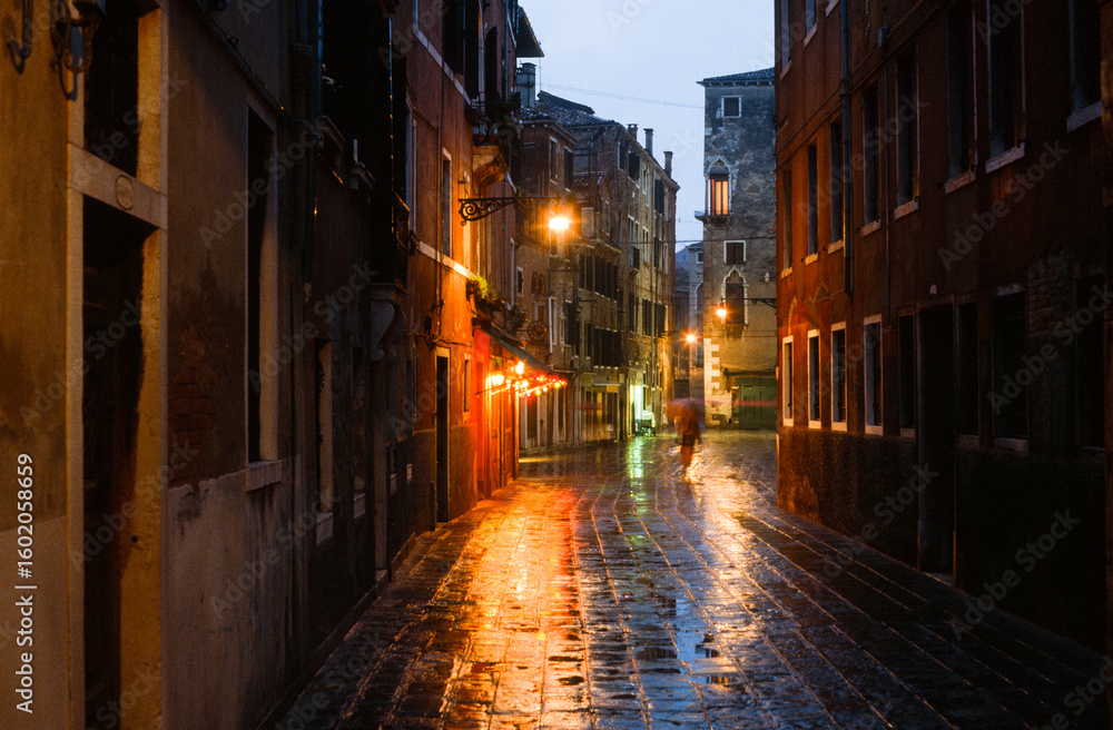 Fototapeta premium Venedig Strasse am Abend