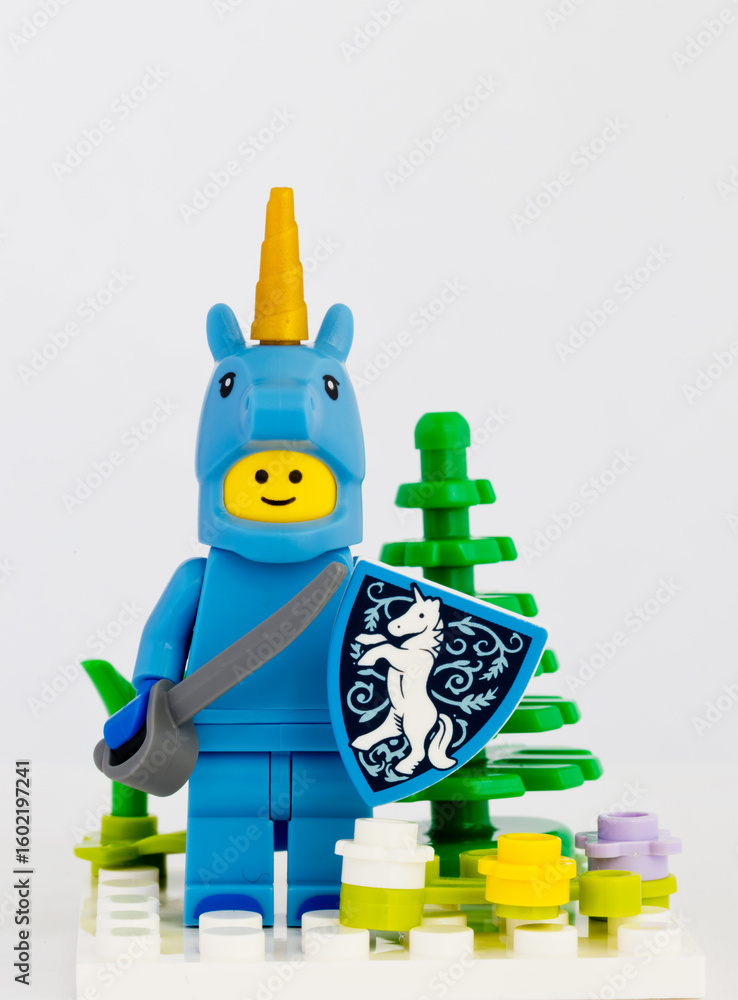 Obraz premium Dortmund - Deutschland 22. Juli 2025 - Lego Szene Blaues Einhorn als Ritter - Studio Aufnahme