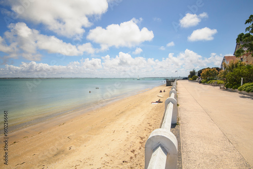 Le boulevard et la petite plage de Saint-Trojan-les-Bains sur l'ile d'oleron en France en été