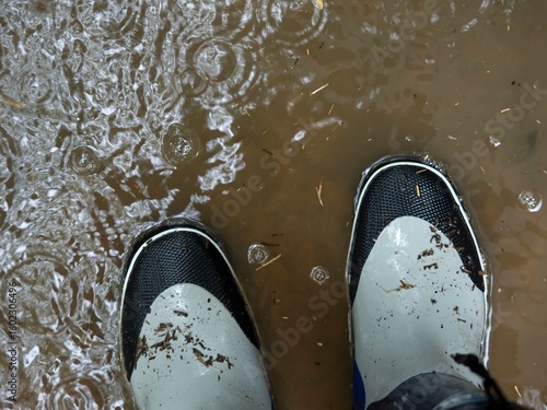 登山。雨の山道。水たまり。悪天候。雨具や長靴など足元の備え。準備と注意喚起。