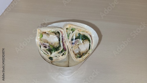 Wraps avec poulet pané et fromage sur table
