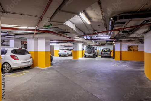 Foto Underground parking garage with cars