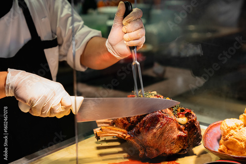 Papier peint Chef Slicing Prime Rib Roast at Carving Station