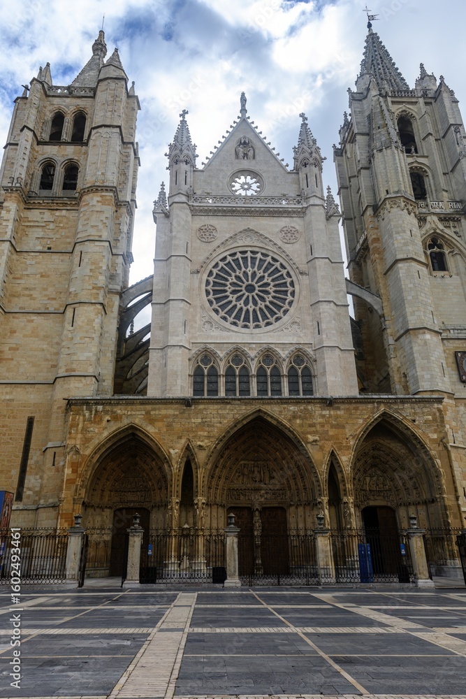 Fototapeta premium Western facade of Leon Cathedral with rose window and twin towers