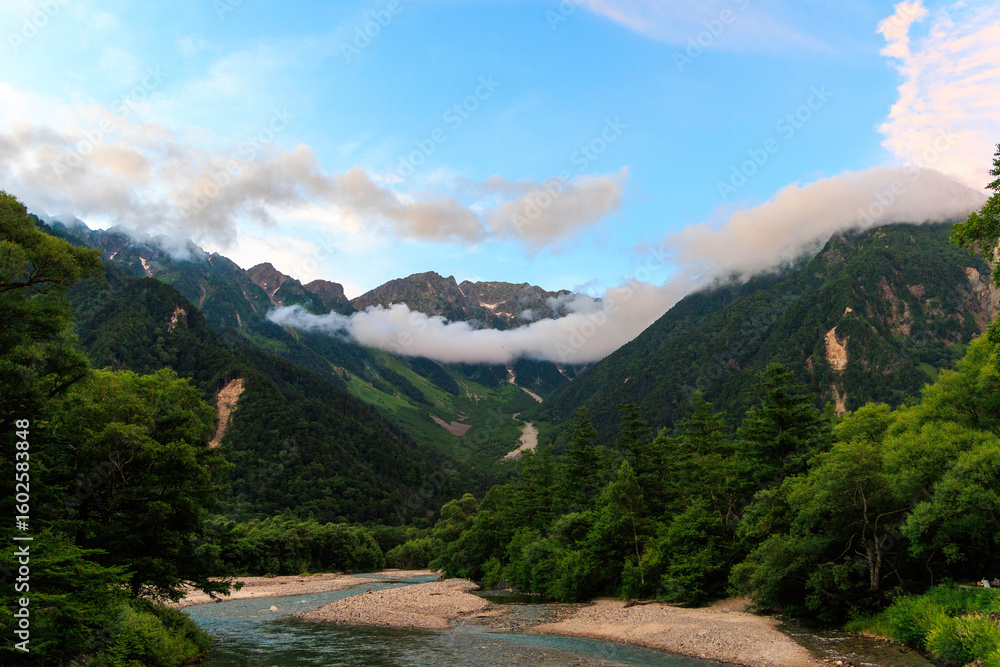 Obraz premium 穂高連峰を望む梓川と雲が流れる美しい夏の上高地風景 