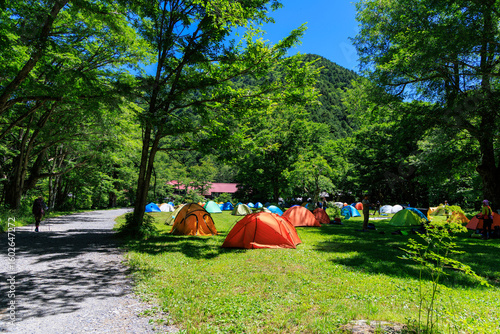 長野県上高地の夏の徳沢キャンプ場に並ぶ色とりどりのテントと自然に囲まれたアウトドア風景


