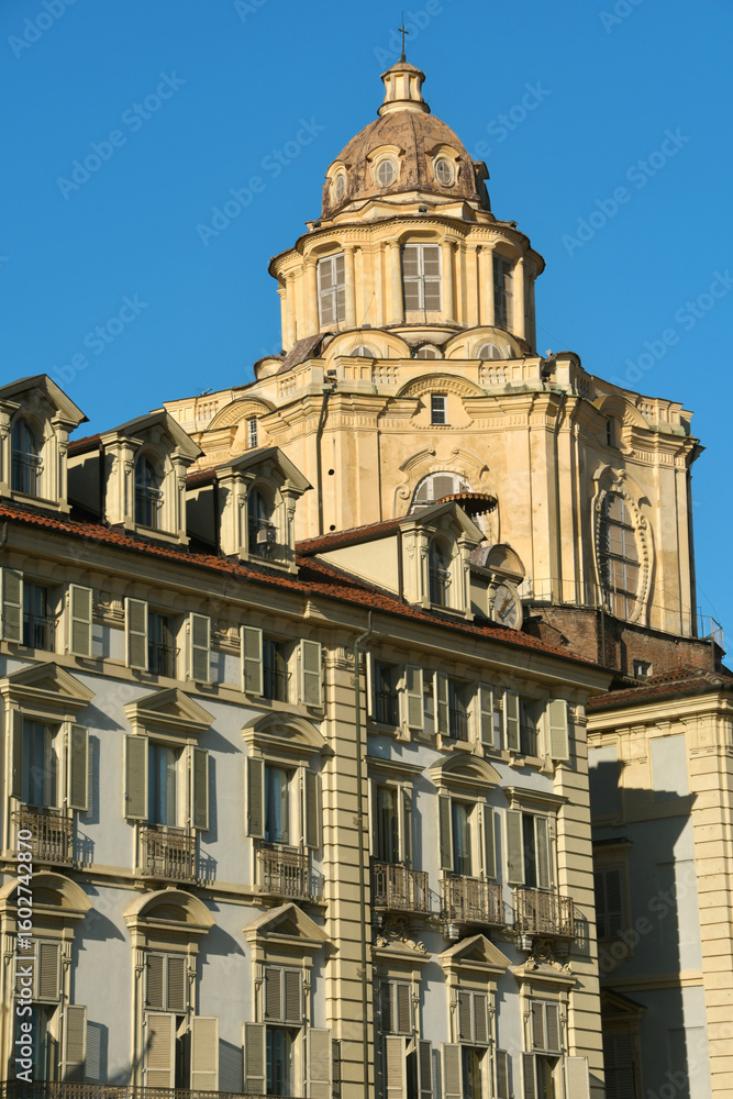 Obraz premium in Turin's Piazza Castello in addition to the well-known castle, there are Palazzo Madama, the Royal Palace and the Royal Church of San Lorenzo, the Prefecture.