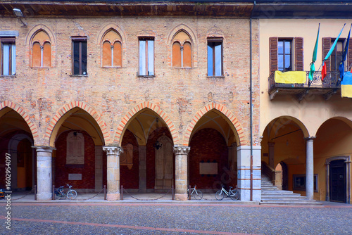 Photos courtyard and historical building in the downtown of lodi italy