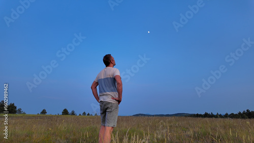 Fotografía Amateur astronomer watching stars, Moon, planets and other celestial objects from a field in nature