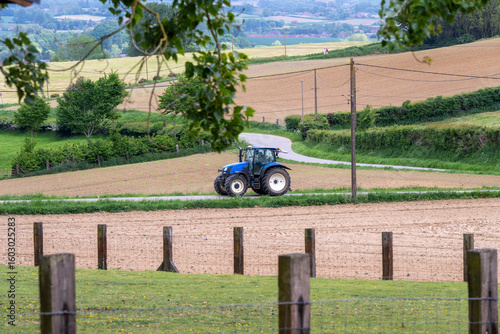 Tracteur agricole sur une route de campagne